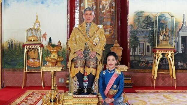 "Слишком амбициозна": король Таиланда лишил всех титулов официальную фаворитку