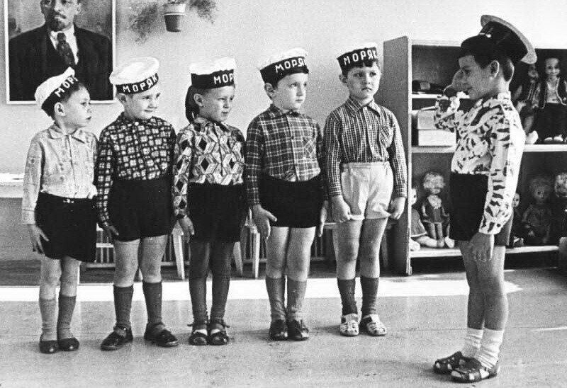 Все мальчишки хотели быть моряками, капитанами и космонавтами.