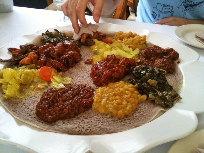 Эфиопия: Ешь правой рукой из общей тарелки