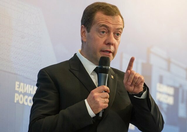 Премьер Медведев призвал россиян готовиться к поиску новой работы