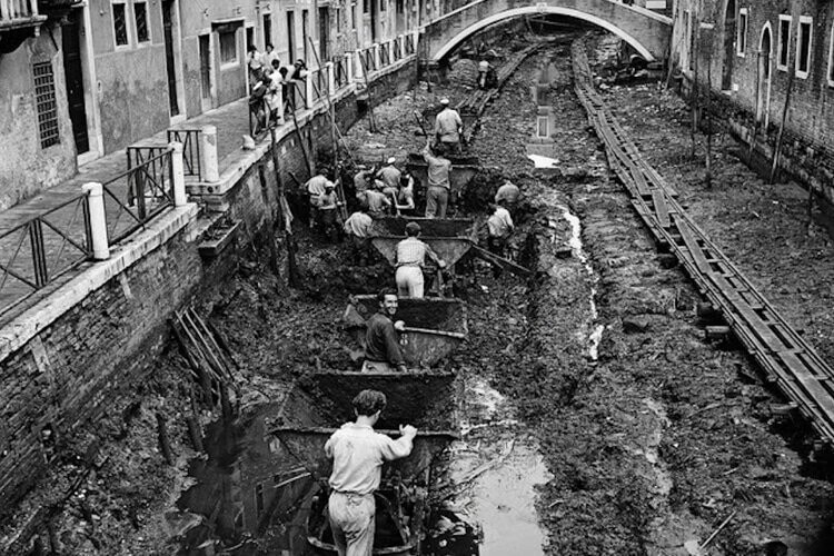 Чистка канала в Венеции, 1956 год
