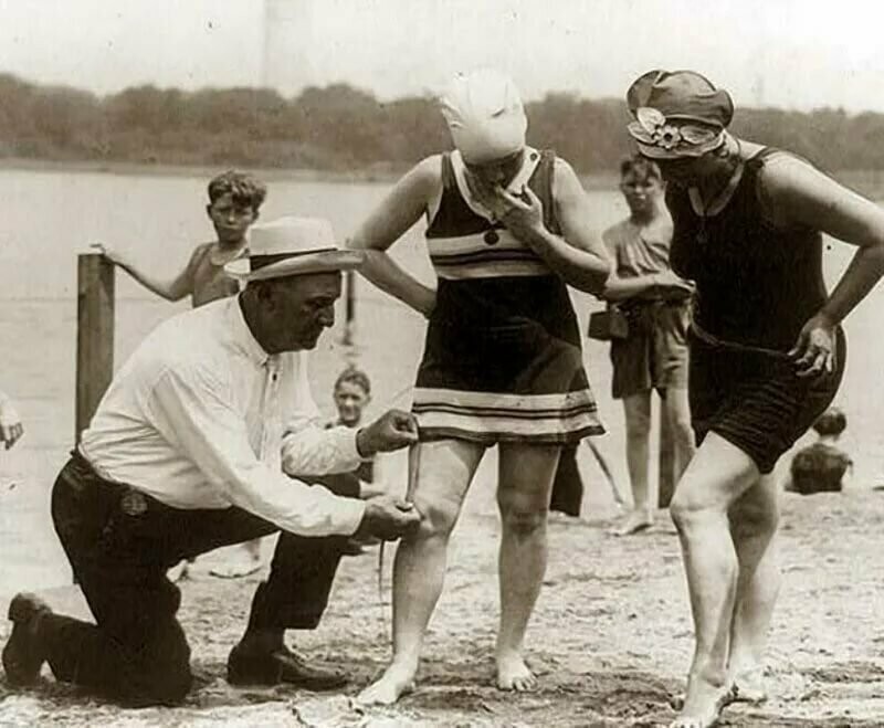 Официальный измеритель купальников на пляже проверяет, не слишком ли они коротки, 1920 год