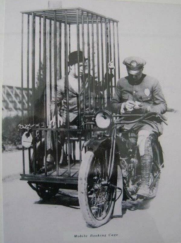 Полицейский на мотоцикле Harley-Davidson перевозит заключенного в клетке, 1921 