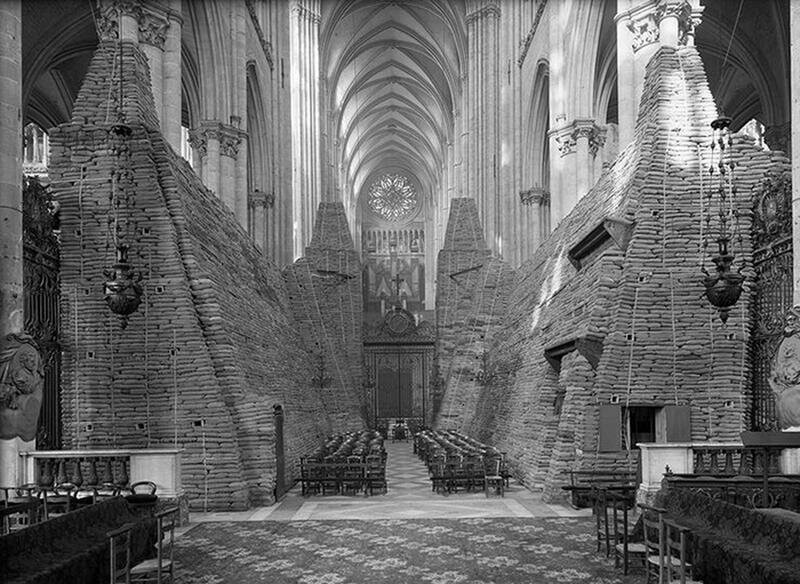 Амьенский собор во время Второй Мировой войны.