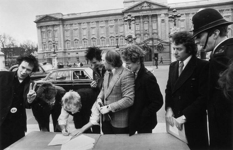 Sex Pistols подписывают контракт со студией А&M на фоне Букингемского дворца, Лондон,
