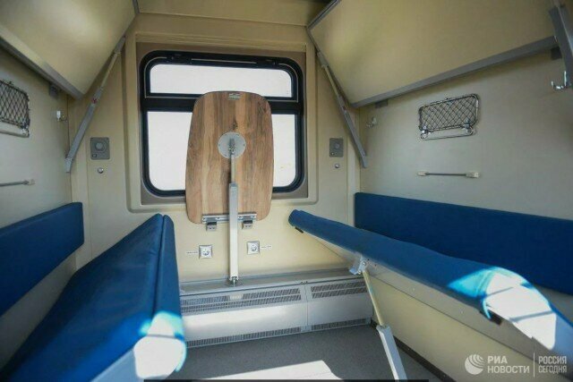 Новый вагон с душем стоит на выставочной площадке форума Россия-Африка, который проходит в Сочи. Ранее компания "Трансмашхолдинг" не показывала не только сам вагон, но и его фотографии. 