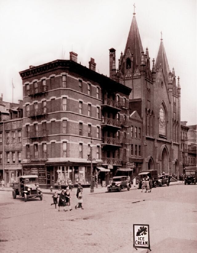 На углу улиц Кристофер и Вашингтон, Манхэттен, Нью-Йорк, 27 мая 1927 года 