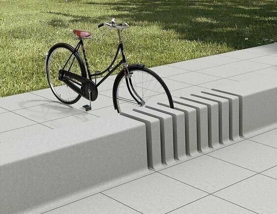 Зачем строить от дельные парковки для велосипедов, когда вокруг полно бордюров