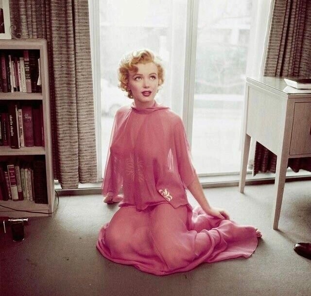 Мэрилин Монро позирует фотографу в своей квартире в 1952 году, сделанном известным фотографом Филиппом Хальсманом.