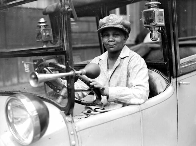 Парижская водительница такси. 1920-е