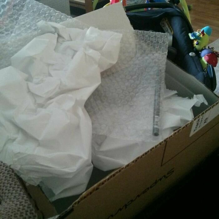 "Я считаю, у меня рекорд: все эти бесчисленные пленки, бумаги и ткани в большом ящике - ради одного карандаша для глаз!"