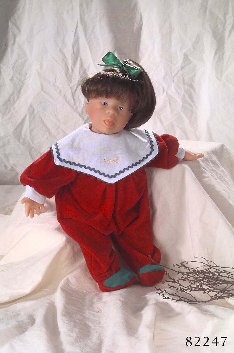 Это кукла с синдромом Дауна. 