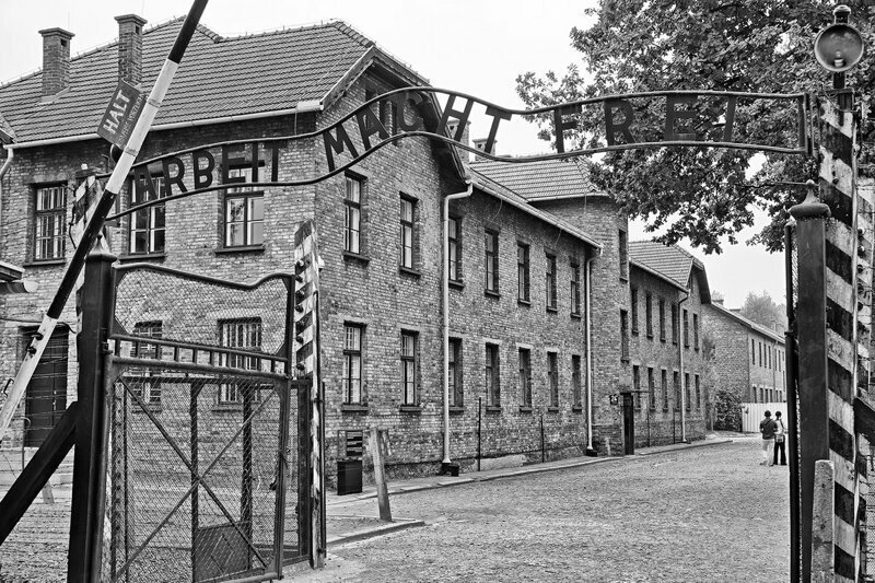 Знаменитое фото в Освенциме. Здание за воротами - почему не афишируется, что это такое
