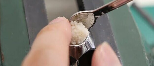 Японец создал бриллиант для невесты из ногтей