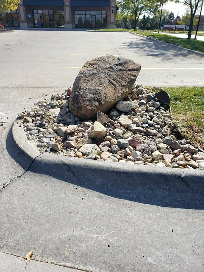 Камень, поднимающий машины, стал местной достопримечательностью