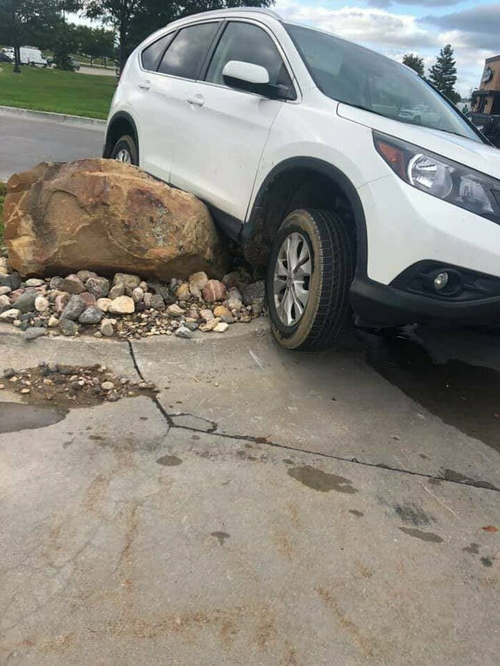Камень, поднимающий машины, стал местной достопримечательностью