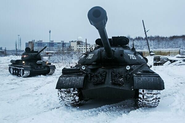 Средний танк Т-34 (слева) и тяжелый ИС-3 созданного на Северном флоте исторического взвода бронетехники времен Великой Отечественной войны во время показательного выезда на полигон в Мурманске