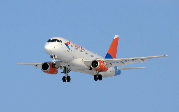 Авиакомпания «Азимут» получила десятый пассажирский самолет Сухой Суперджет 100