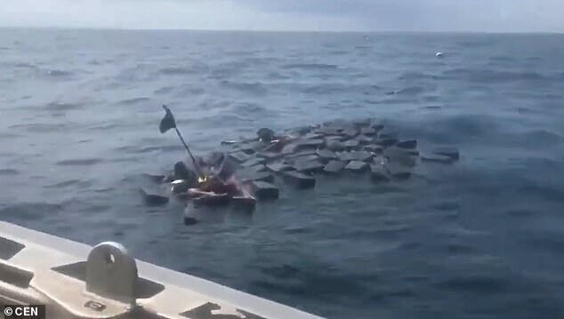 Кокаиновый спасательный плот: контрабандисты плыли по морю на пакетах с наркотиками