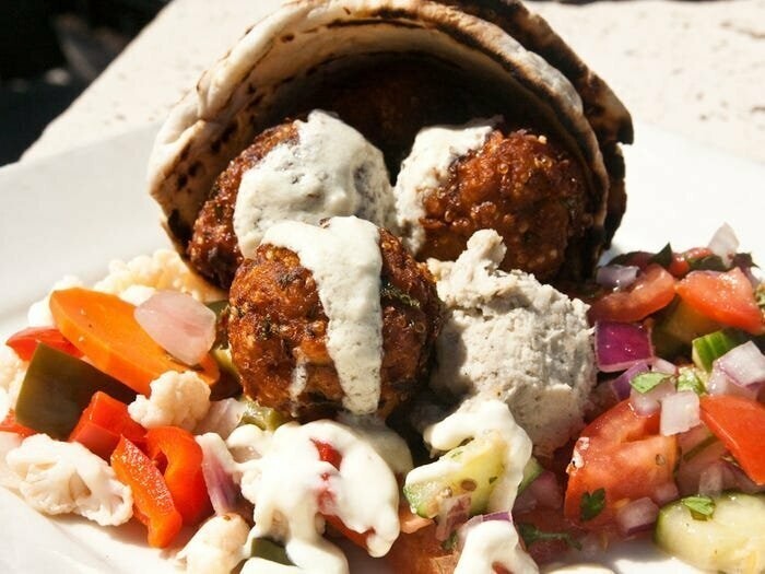Фалафель - популярная уличная еда в Израиле