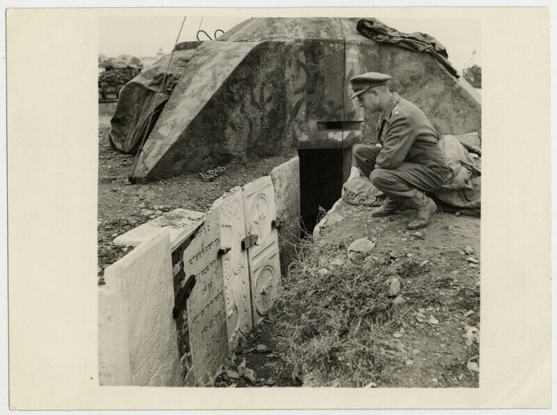 Немецкие окопы укреплены еврейскими надгробиями, Салоники, Греция, 1944 год.