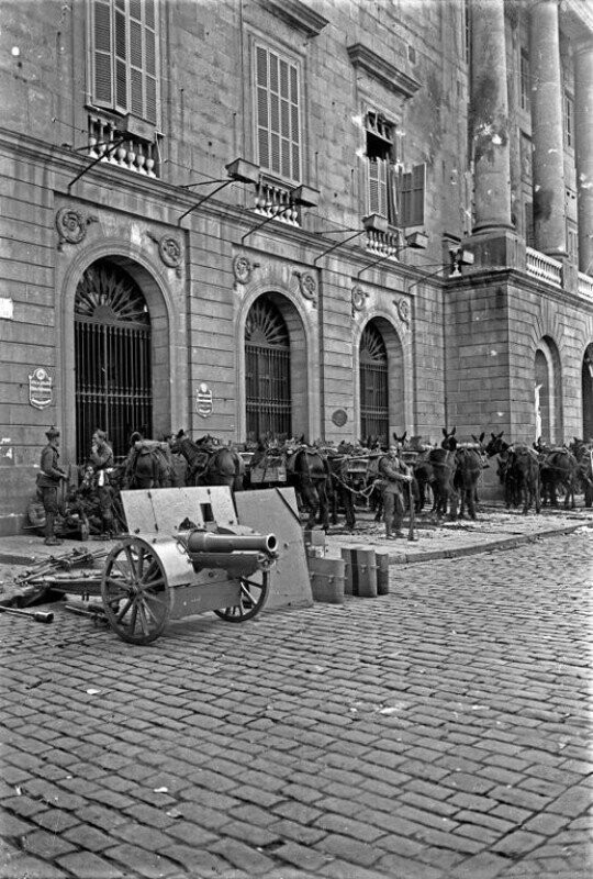 Испанские войска у мэрии Барселоны после провозглашения Каталонской Республики, октябрь 1934 года.