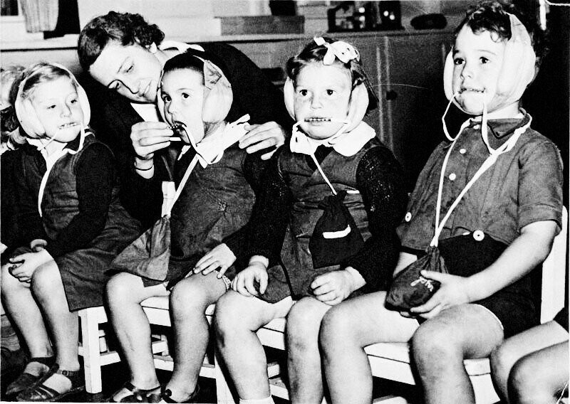Дети в шапочках от бомбежки – наушники и защита от прикусывания языка. Сидней, 1942 год.