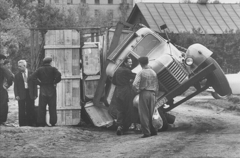 Авария грузовика ЗИЛ-150В на строительстве Американской национальной выставки в Сокольниках. 1959