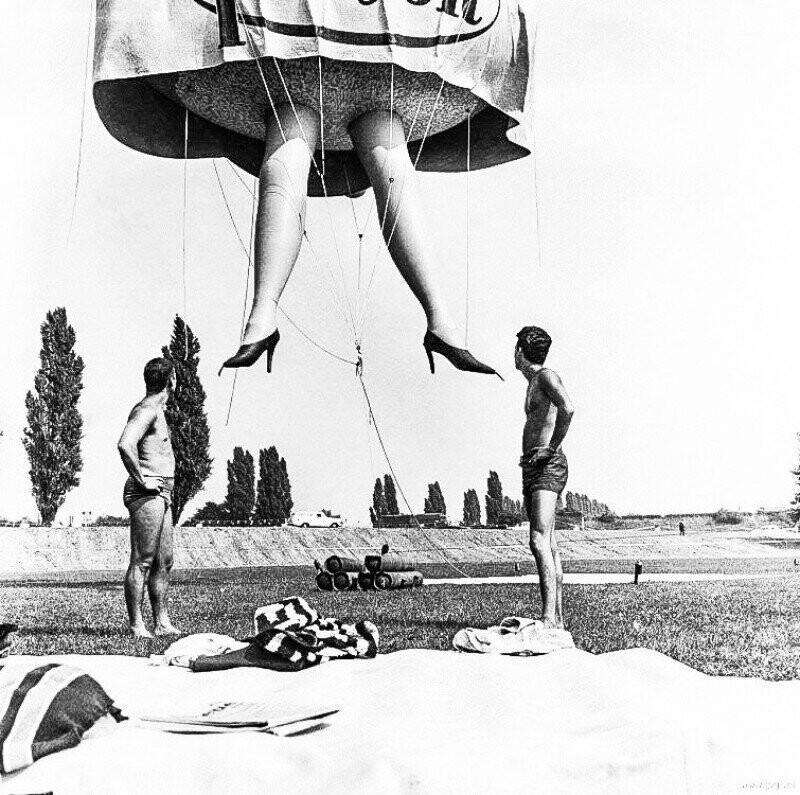 Воздушный шар в форме нижней части женщины, рекламирующий фирму занимающейся текстилем. Германия, 1961 год