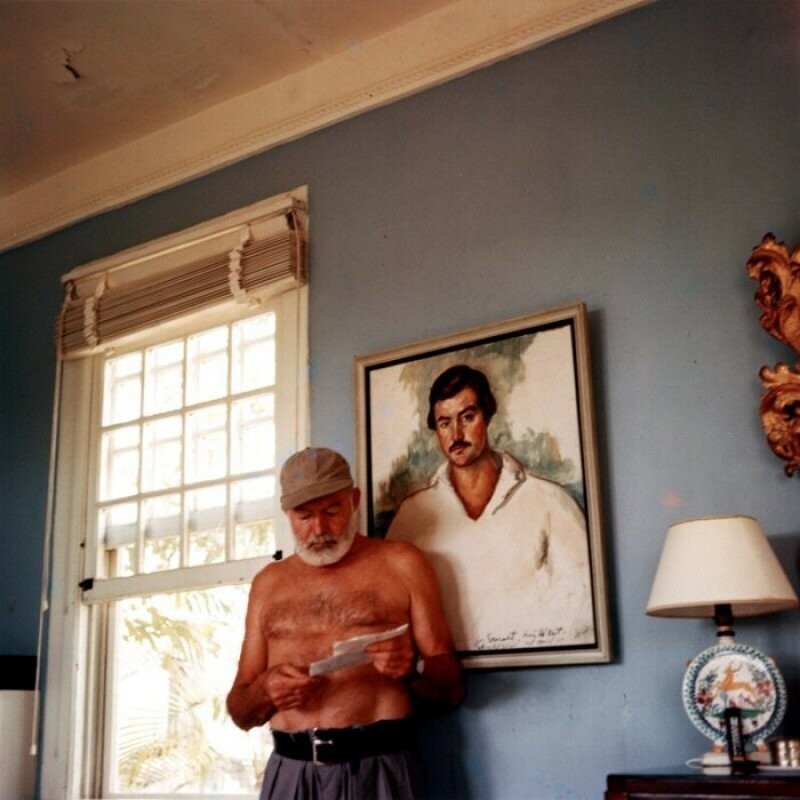 Эрнест Хемингуэй в своем доме на Кубе. 1953 г.