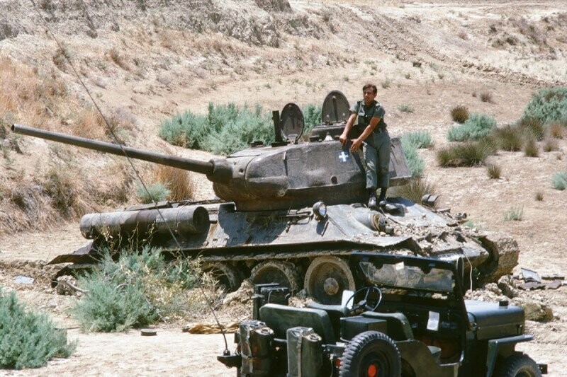 Турецкий солдат позирует на подбитом Т–34/85 вооруженных сил Кипра, июль 1974 года, Кипр