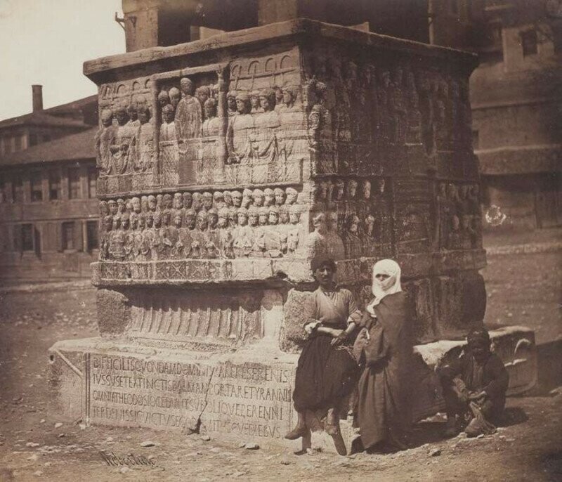 У подножия обелиска Феодосия (Египетский обелиск) в Константинополе. Турецкая империя, 1855 г.