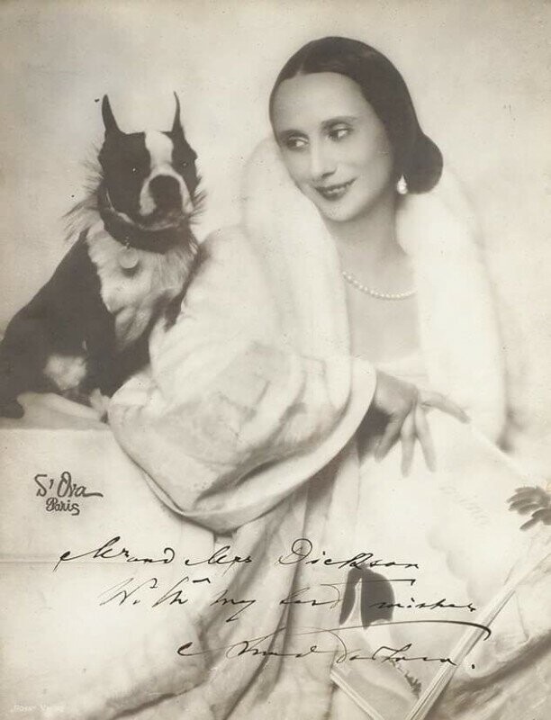 Балерина Анна Павлова со своим бостон-терьером Поппи. Париж. 1920-е.