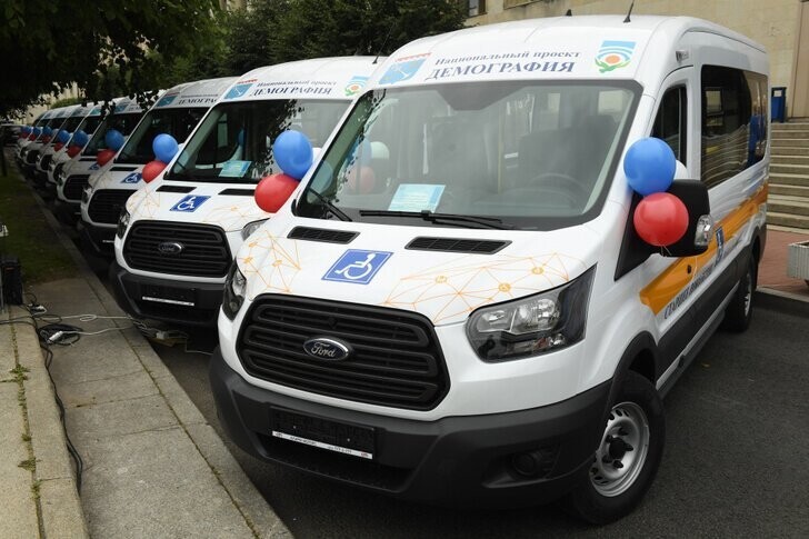 В областные соцучреждения Ленобласти поступили новые микроавтобусы