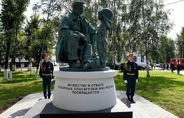 В Твери открыт памятник «Пожарным и спасателям»