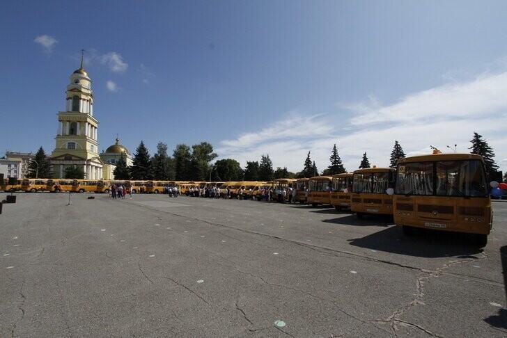 Школы Липецкой области получили 62 новых автобуса