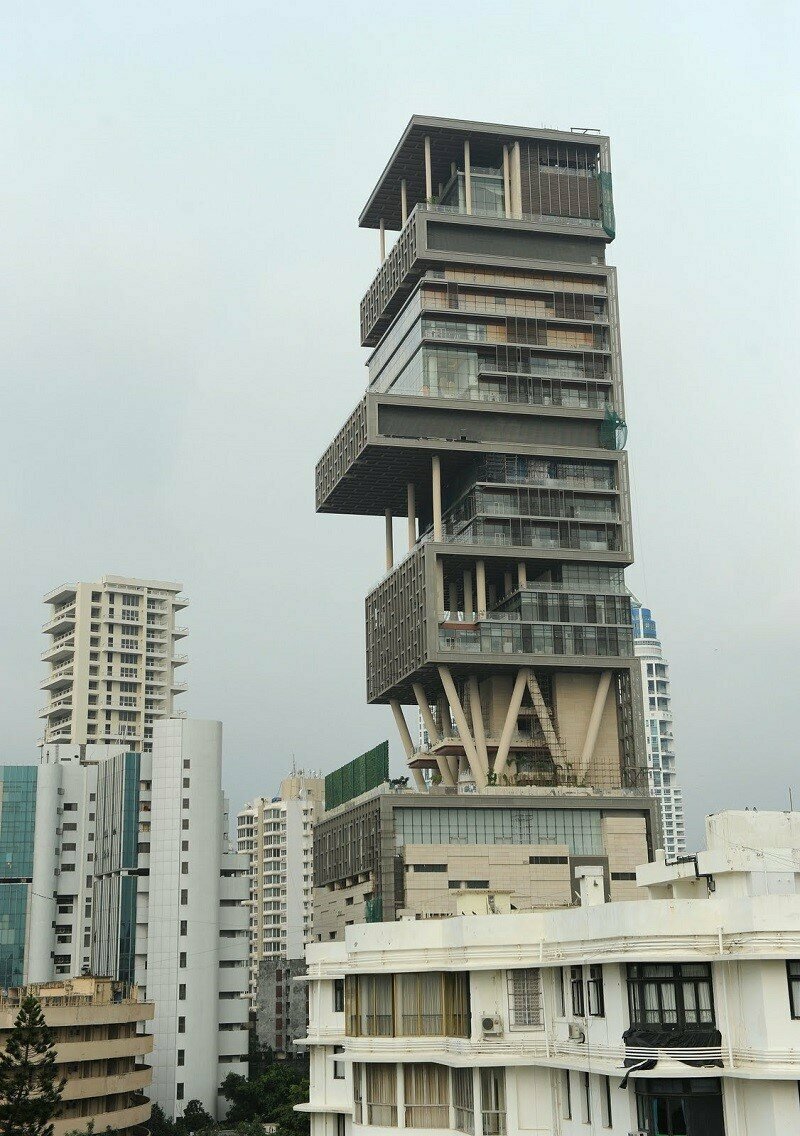 Почему в 27-этажном небоскребе живет всего 6 человек