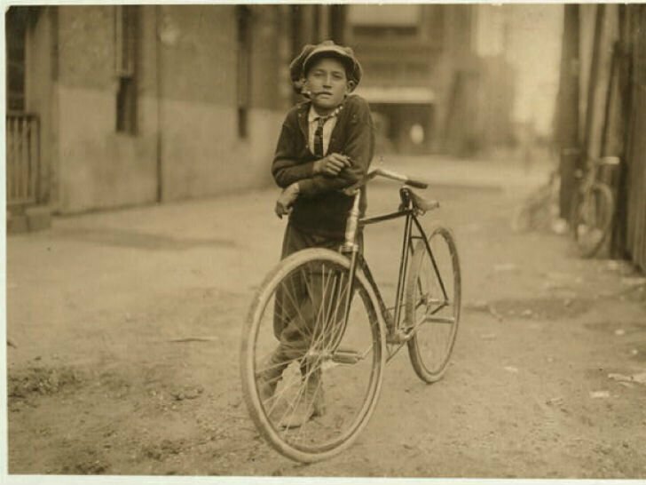 Фотография посыльного в 1910-х годах. Обратите внимание, на улицах еще нет тротуаров.