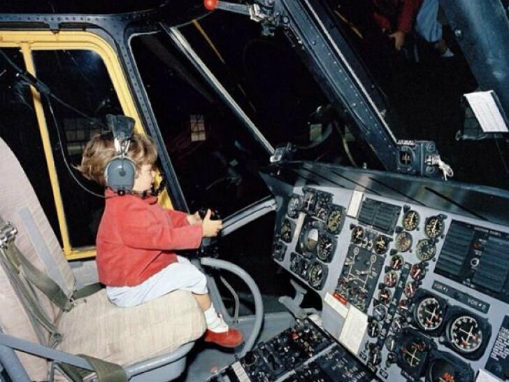 Ребенок за штурвалом вертолета — Джон Фицджеральд Кеннеди-младший, сын 35-го американского президента Джона Кеннеди и Жаклин Кеннеди.