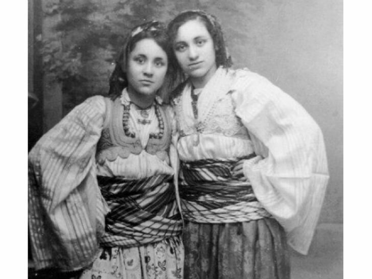 Мать Тереза в возрасте 13 лет (слева), 1923 год.