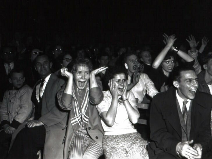 А вот так выглядели поклонницы Элвиса Пресли на его концертах.