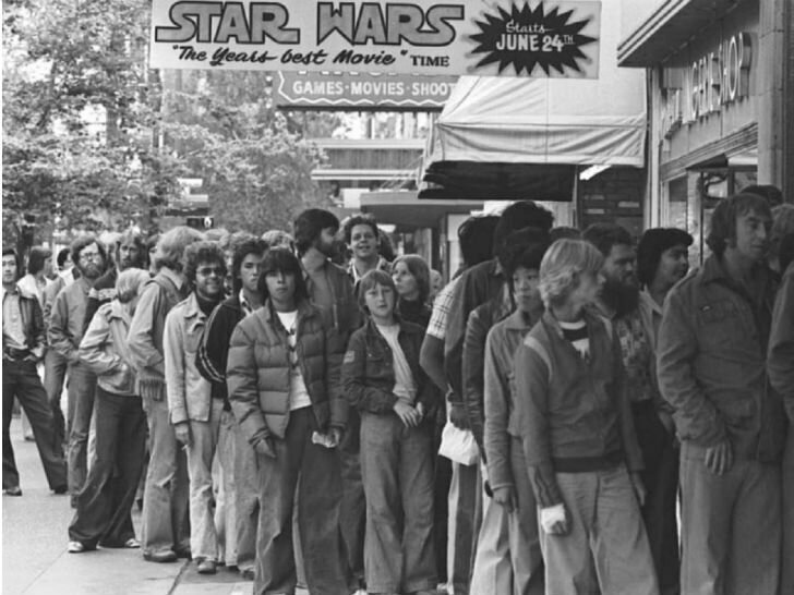 Очередь в кинотеатр на премьеру первого фильма «Звездных войн», 1977 год.