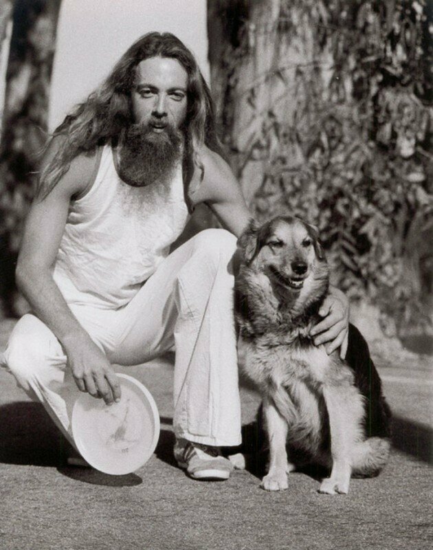 На фотографии Кен Вестерфилд со своей собакой. Благодаря им мир узнал о тарелке фрисби.