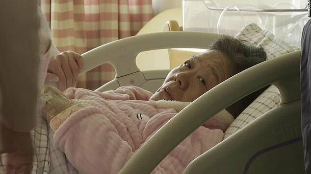 В минувшую пятницу пенсионерка по фамилии Тянь родила здоровую девочку весом 2,56 кг путем кесарева сечения