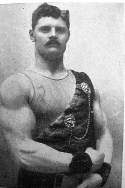 33. Оскар Валунд (Швеция) поднял груз 2105 кг спиной при помощи лямок с платформы в 1912 году.