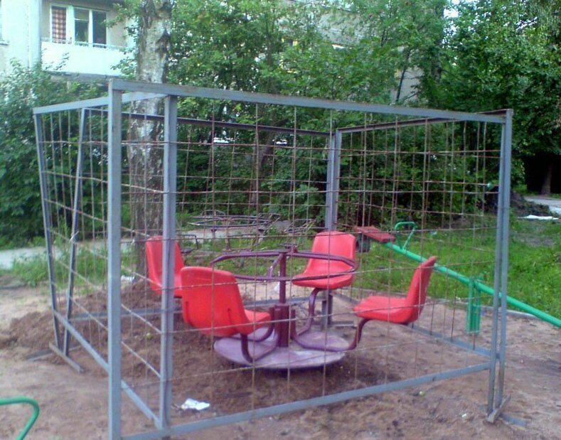 Детская площадка за колючкой и забором