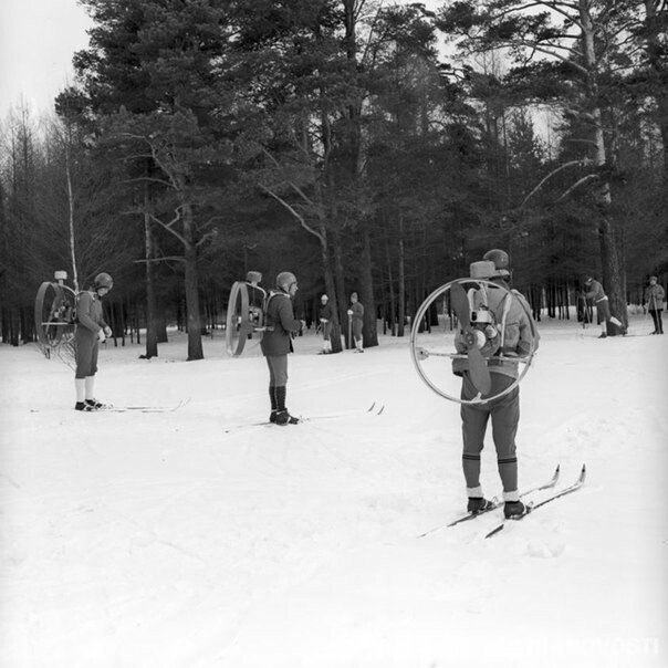 Лыжники с ранцевыми aэродвигателями. Йошкар-Ола, 1978 год.
