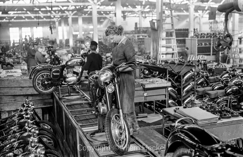Сборка мотоциклов Jawa 250 на чехословацком мотоциклетном заводе Jawa в городе Тинец-над-Сазавоу; ~ конец 50-х - начало 60-х гг.
