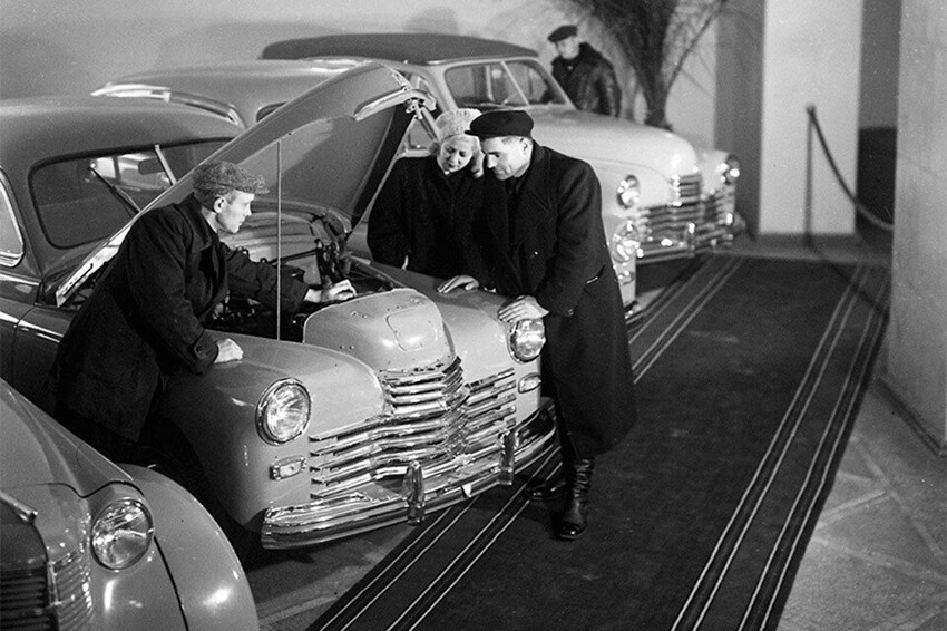 1951 год. В салоне магазина Автомобили на Бакунинской улице в Москве. Анатолий Гаранин.