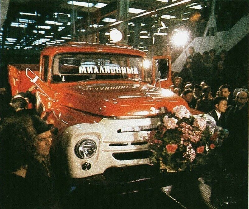 3 июля 1974 года на главном конвейере Завода имени Лихачева собран миллионный грузовик ЗИЛ-130, а мне уже два месяца!